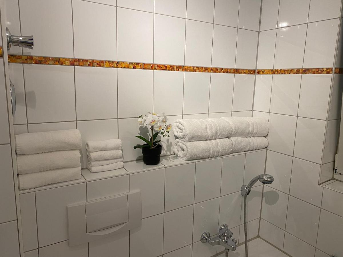 3 Zimmer Apartment In S-Bahn Naehe, 76 Qm, Max 5 Pers, 30Qm Dachterasse, Garage, Internet 1000 Mbit Gärtringen Екстериор снимка